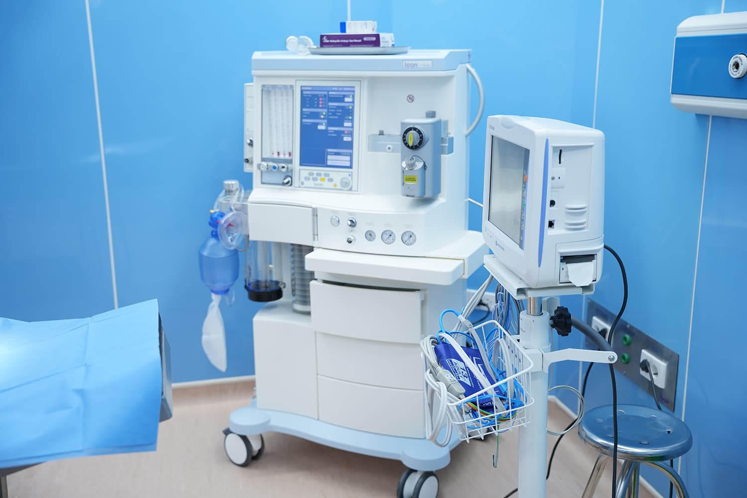 Bên Trong Phòng Phẫu Thuật Bệnh Viện Đại Học Quốc Gia Hà Nội
